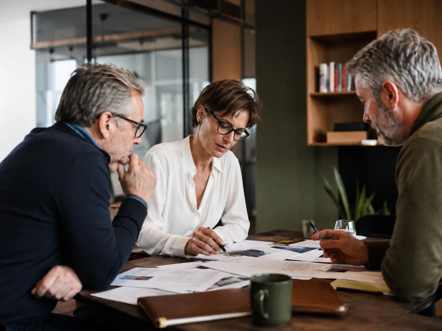 Réunion de travail autour de documents d'entreprise